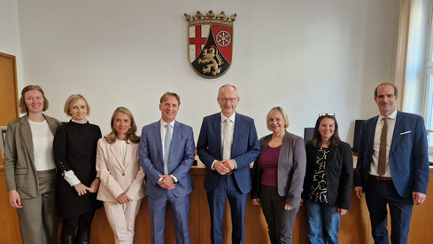 Staatsminister Dr. Helmut Martin zum Antrittsbesuch beim Landesarbeitsgericht Staatsminister Dr. Helmut Martin zum Antrittsbesuch beim Landesarbeitsgericht