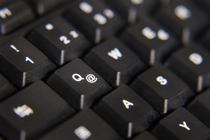 Tastatur mit Fokus auf das @-Zeichen