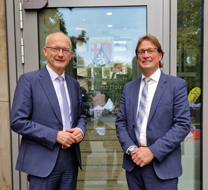 Das Bild zeigt: Staatsminister Dr. Helmut Martin und Dr, Stephan Gutzler
