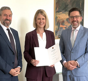 das Bild zeigt: v.l.n.r.: PräsOLG Thomas Henrichs, Präs’inLG Martina Kohlmeyer und Justizminister Philipp Fernis