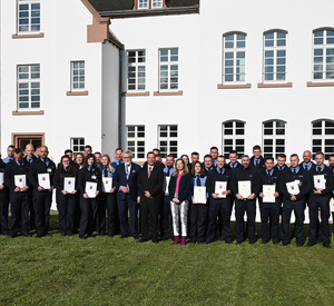 Gruppenfoto von den Absolventinnen und Absolventen der Justizvollzugsschule Rheinland-Pfalz mit Justizminister Herbert Mertin, Dr. Thomas Axmann und Frau Kunz-de Boer