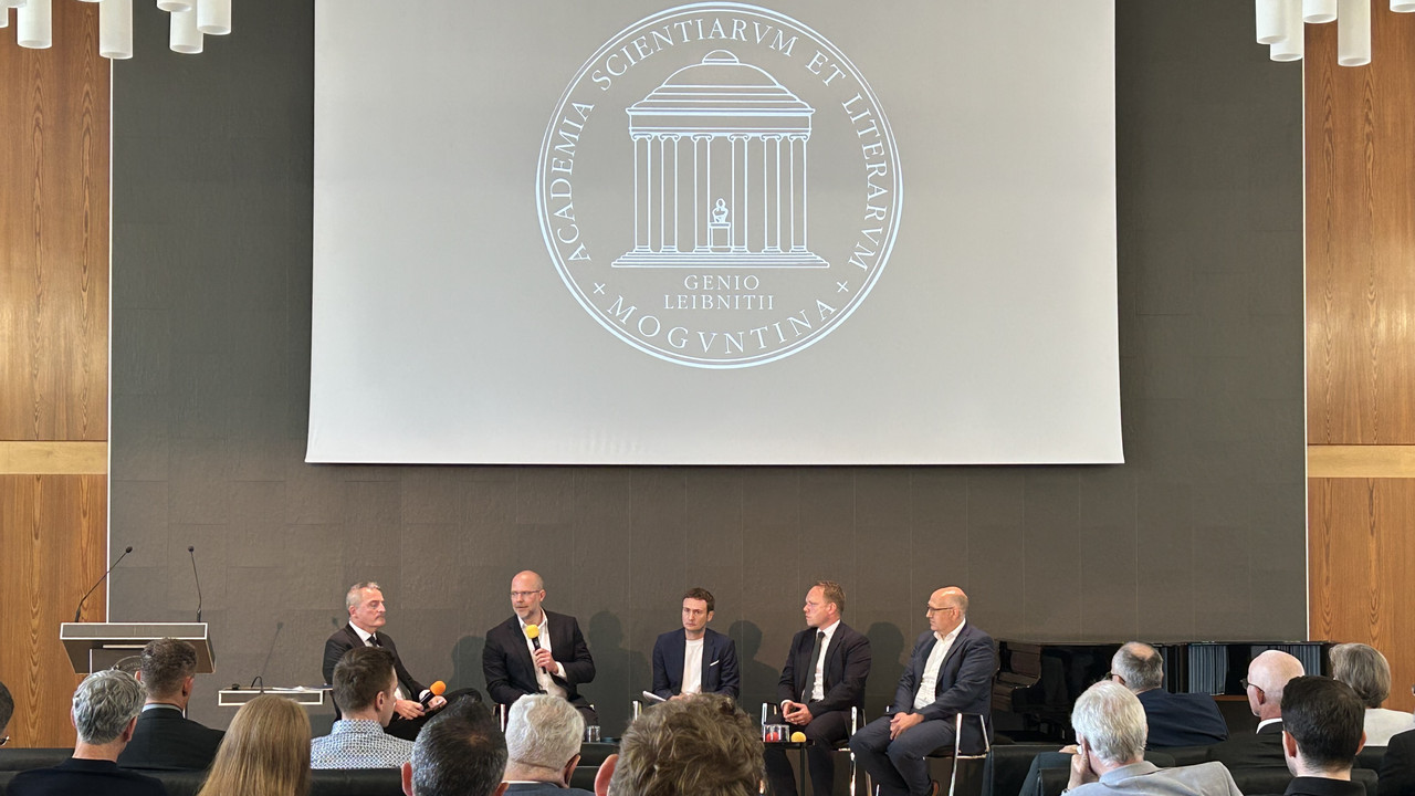 Das Bild zeigt die Teilnehmer der Podiumsdiskussion Prof. Dr. Claudius Geisler, Prof. Dr. Christian Rückert, Dr. Erik Weiss, Dr. Benjamin Krause und Dr. Matthias Müller