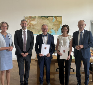 Das Bild zeigt: v.l.n.r.: Staatssekretärin Anja Schraut, Thomas Henrichs (Präsident OLG Koblenz), Dr. Manfred Grüter, Corinna Diesel und Staatsminister Dr. Helmut Martin.