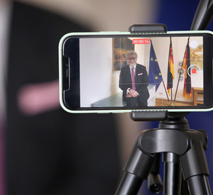 Foto einer Videoaufnahme des Justizministers Herbert Mertin