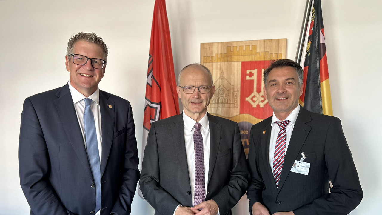 Das Bild zeigt Prof. Dr. Jörn Patzak, Staatsminister Dr. Helmut Martin und Thomas Messer.