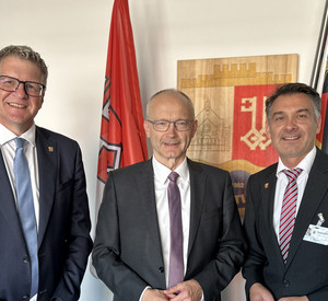Das Bild zeigt Prof. Dr. Jörn Patzak, Staatsminister Dr. Helmut Martin und Thomas Messer.