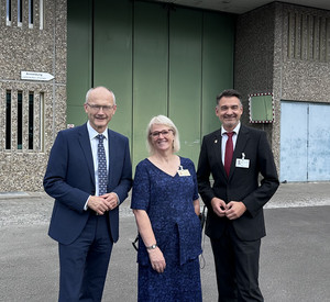 Das Bild zeigt Staatsminister Dr. Helmut Martin, Anstaltsleiterin Gundi Bäßler und Ministerialdirigent Thomas Messer vor der JVA Frankenthal.
