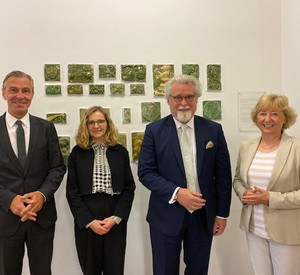 Gruppenfoto von Prof. Dr. Lars Brocker, Frau Andrea Neßeler-Hellmann, Justizminister Herbert Mertin und Frau Dr. Bettina Freimund-Holler