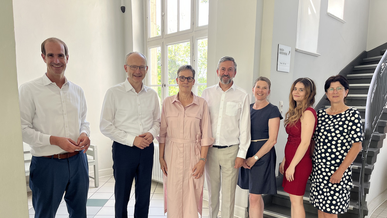 Das Bild zeigt Fabian Scherf, Staatsminister Dr. Helmut Martin, Dr. Susanne Dreyer-Mälzer, Thomas Henrichs, Dr. Andrea Mannweiler, Bernadette Katz und Petra Hürten.