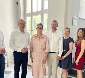 Das Bild zeigt Fabian Scherf, Staatsminister Dr. Helmut Martin, Dr. Susanne Dreyer-Mälzer, Thomas Henrichs, Dr. Andrea Mannweiler, Bernadette Katz und Petra Hürten.