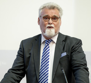 Justizminister Herbert Mertin am Rednerpult