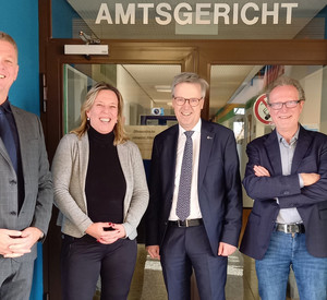 Gruppenfoto von Thomas Grünewald, Claudia Stadler, Justizstaatssekretär Dr. Matthias Frey und Dr. Manfred Grüter