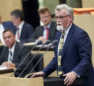 Justizminister Herbert Mertin am Rednerpult