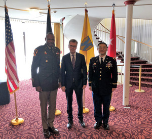 Generalmajor James M. Smith; Staatssekretär Dr. Matthias Frey, Oberst Tony Kim vor vier verschiedenen Fahnen