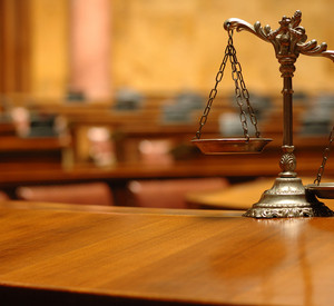 Decorative Scales of Justice in the Courtroom das Bild zeigt: Waage