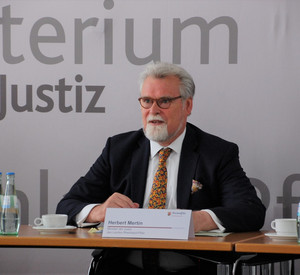 Justizminister Herbert Mertin bei der Vorstellung der Strafverfolgungsstatistik 2021