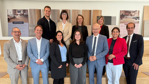 Betriebspraktika für Richterinnen und Richter der Arbeitsgerichtsbarkeit: Staatsminister Dr. Martin besucht Betrieb der Tarkett Holding GmbH 