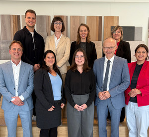 Das Bild zeigt v..l.n.r.: Pascal Schäfer, Sabine Längsfeld, Franziska Bliewert, Mareike Hanson, Dr. Bernhard Vogler, Matthias Hambach, Evamarie Bittner, Franziska Kuse, Staatsminister Dr. Helmut Martin, Susanne Wingertszahn und Fabian Scherf.