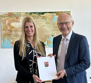 Das Bild zeigt Frau Carina Prange und Staatsminister Dr. Helmut Martin.