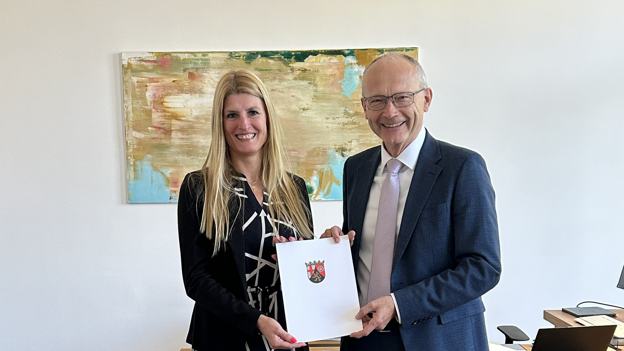 Das Bild zeigt Frau Carina Prange und Staatsminister Dr. Helmut Martin.