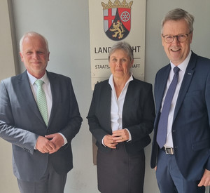 Gruppenfoto von dem Präsidenten des Pfälzischen Oberlandesgerichts Bernhard Thurn, der Präsidentin des Landgerichts Zweibrücken Maria Stutz und dem Justizstaatssekretär Dr. Matthias Frey