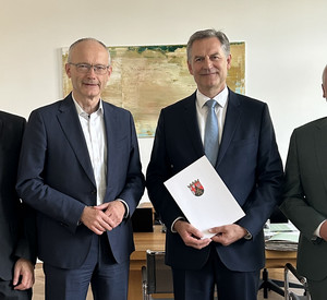 Das Bild zeigt Dennis Müller, Staatsminister Dr. Helmut Martin, Bernd Schwenninger und Bernhard Thurn.