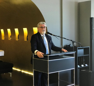 Justizminister Herbert Mertin bei einer Ansprache
