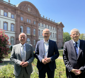 Das Bild zeigt Herrn Bernhard Thurn, Staatsminister Dr. Helmut Martin und Herrn Ernst Friedrich Wilhelm vor dem Pfälzischen Oberlandesgericht Zweibrücken.