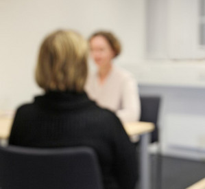 2 Personen im Gespräch