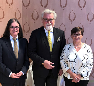 Gruppenfoto von Hermann Weber, Justizminister Herbert Mertin und Ingrid Luther
