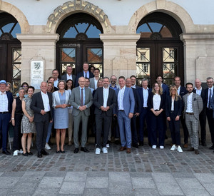 Das Bild zeigt Präsidentinnen und Präsidenten der rheinland-pfälzischen Landgerichte und Oberlandesgerichte mit Staatsminister Dr. Helmut Martin und Staatssekretärin Anja Schraut