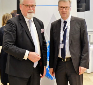 Minister und Staatssekretär im Tagungsraum