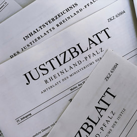 Foto von mehreren Justizblättern