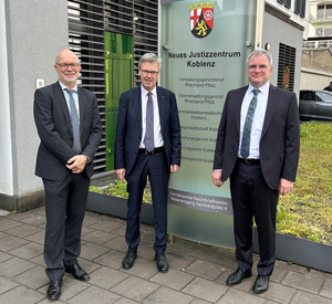 Gruppenfoto von Leiter der Staatsanwaltschaft Mario Mannweiler, Justizstaatssekretär Dr. Matthias Frey und Generalstaatsanwalt Harald Kruse vor dem Justizzentrum Koblenz