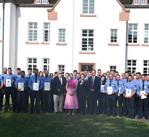Gruppenfoto von den Absolventinnen und Absolventen der Justizvollzugsschule Rheinland-Pfalz mit Justizminister Herbert Mertin, Dr. Jens Diener, Frau Kunz-de Boer und Mark Schallmo