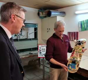 Staatssekretär Dr. Frey und Frank Pasch in der Skateboard-Werkstatt