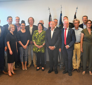 Das Bild zeigt: Justizstaatssekretär Dr. Matthias Frey (rechts) mit weiteren Vertretern der rheinland-pfälzischen Justiz bei der Verleihung der Ehrennadeln an ehrenamtliche Richterinnen und Richter des Landes