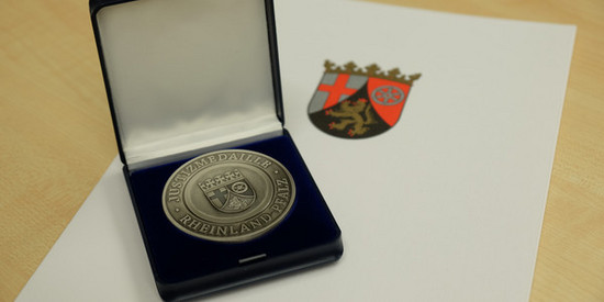 Landesjustizmedaille Rheinland-Pfalz auf einer Urkunde