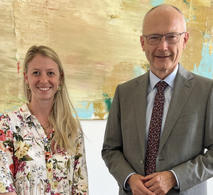 Das Bild zeigt: Pressesprecherin Sophie Müller und Justizminister Dr. Helmut Martin
