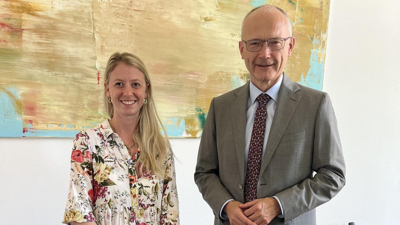 Das Bild zeigt: Pressesprecherin Sophie Müller und Justizminister Dr. Helmut Martin