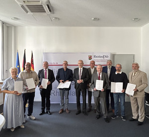 Das Bild zeigt: Bettina Kunert, Thomas Kloiber, Arno Theussen, Klaus Geier, Staatsminister Dr. Helmut Martin, Eugen Küchler, Arthur-Robert Adler, Felix Harth, Oliver Eßwein, Hans-Gerhard Pietsch