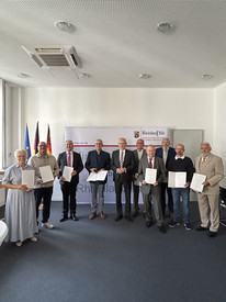 Ehrenamt in der Justiz gewürdigt: Staatsminister Dr. Helmut Martin überreicht Ehrennadel des Landes