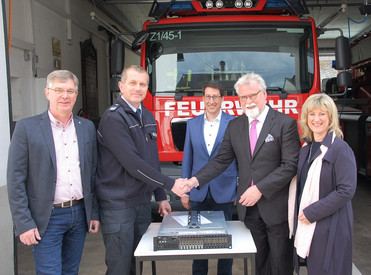 Herr Minister übergibt einen Server an die freiwillige Feuerwehr