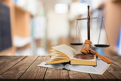 Justizia, Richterhammer liegend auf zwei Büchern