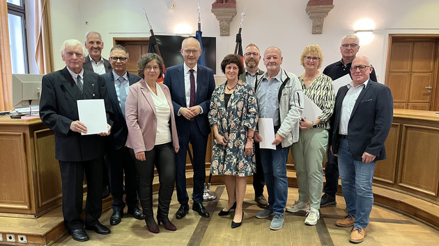 Staatsminister Dr. Helmut Martin überreicht Ehrennadel des Landes Rheinland-Pfalz an ehrenamtliche Richterinnen und Richter Staatsminister Dr. Helmut Martin überreicht Ehrennadel des Landes Rheinland-Pfalz an ehrenamtliche Richterinnen und Richter