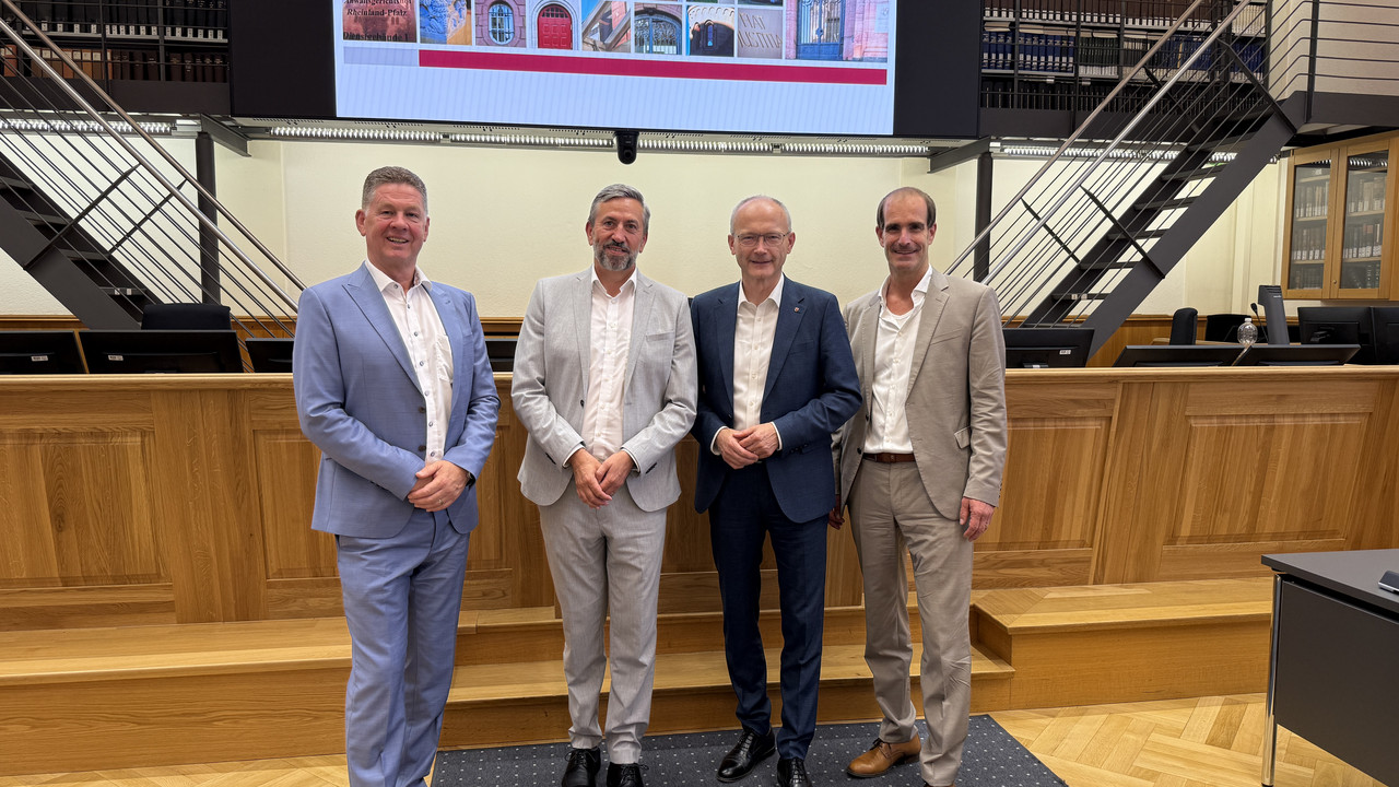 Das Bild zeigt Thomas Grünewald, Thomas Henrichs, Staatsminister Dr. Helmut Martin und Fabian Scherf im Oberlandesgericht Koblenz.