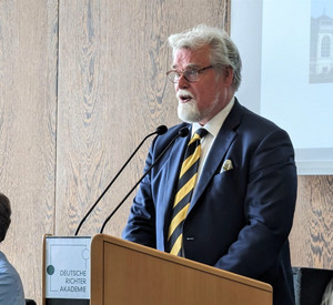 Justizminister Herbert Mertin am Rednerpult
