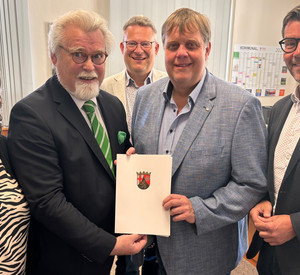 Gruppenfoto mit dem Förderbescheid von Robert Neuber