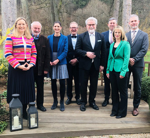 Gruppenfoto von Dr. Anna Maria Schmitz-Valckenberg, Herbert Schmitz, Corinna Diesel, Dr. Manfred Grüter, Herbert Mertin, Thomas Henrichs, Sarah Weber und Dr. Marcel Heinemann in einem Park
