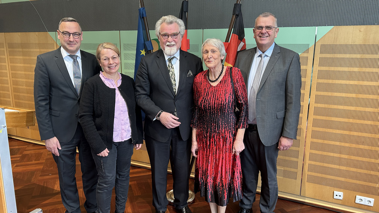 Das Bild zeigt v.l.n.r. neuer Direktor des Amtsgerichts Westerburg Ingo Buss, Frau Barbara Buss, Justizminister Herbert Mertin, Frau Ute Ickenroth und Hubert Ickenroth